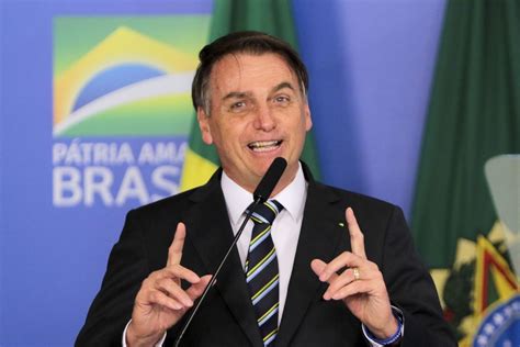 Presidente de Brasil: Covid-19 está sobrevalorado y pide reactivar economía