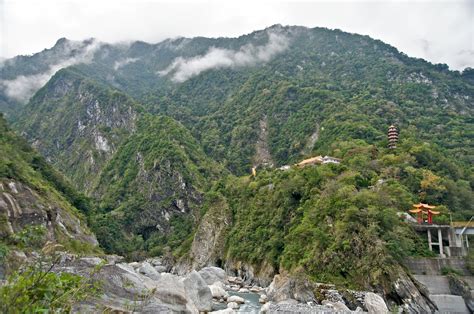 File:Taiwan 2009 HuaLien Taroko Gorge Temple FRD 6719.jpg - Wikipedia ...