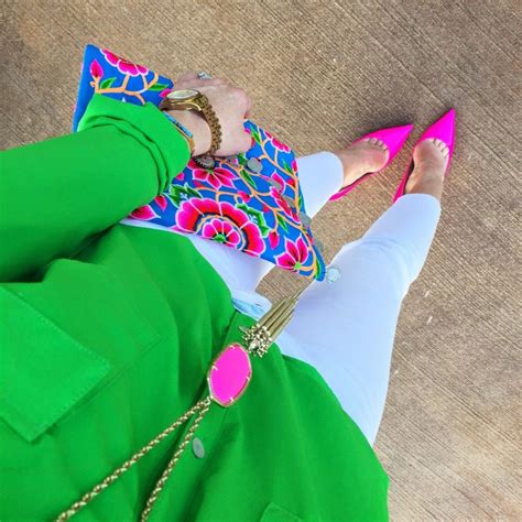 Pink Shoes Outfit, Green Top Outfit, Tennis Shoes Outfit, Outfit Jeans ...