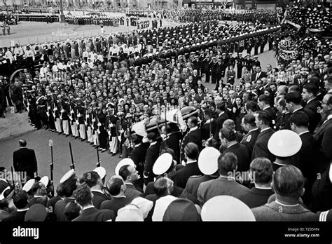 Eva peron funeral hi-res stock photography and images - Alamy