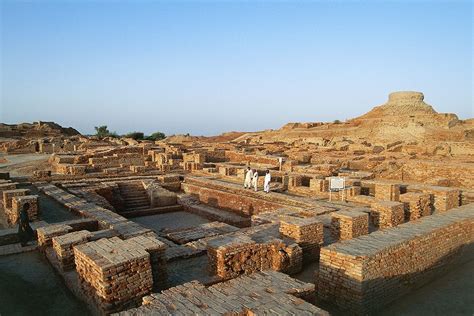 Com arqueologia — e canções — Bollywood recria cidade histórica | Ancient cities, Mohenjo daro ...