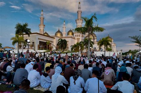 Worshippers at Grand Mosque of Cotabato City | ABS-CBN News