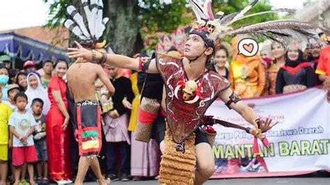 4 Keunikan Pakaian Adat Kalimantan Barat Khas Suku Dayak | Orami