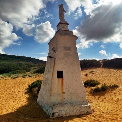 Monument, Ramla Bay beach | Malta photo travel