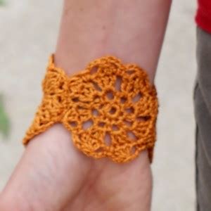 Pretty Crochet Flower Bracelet ⋆ Crochet Kingdom