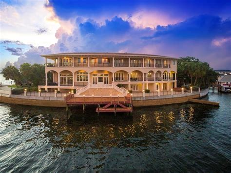 Private Luxurious Waterfront Home in Tampa, FL