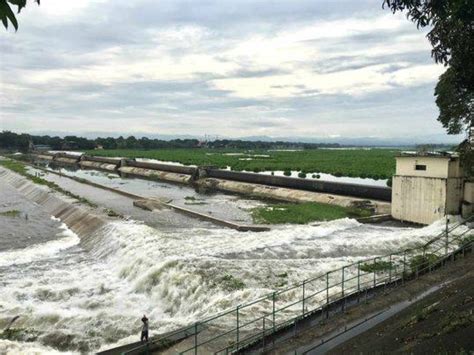 Le barrage de Bustos libère de l'eau ; Le niveau d'eau du barrage d ...