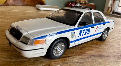 **READ** AutoArt 1:18 Ford Crown Victoria NYPD Police Car Diecast Model | eBay