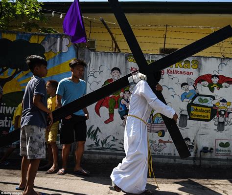 Filipino Catholics perform gruesome religious rituals | Daily Mail Online