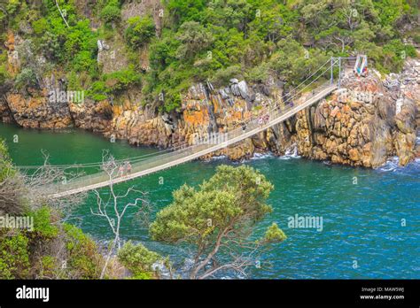 Suspension bridge, storms river mouth -Fotos und -Bildmaterial in hoher Auflösung – Alamy