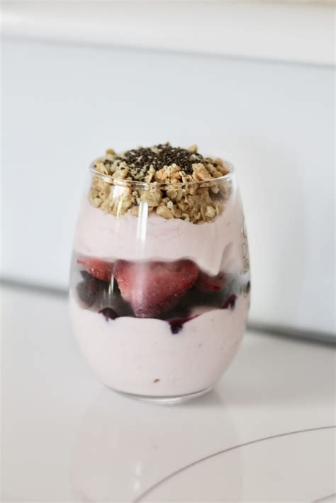 Greek Yogurt Parfait – Nutrition Well