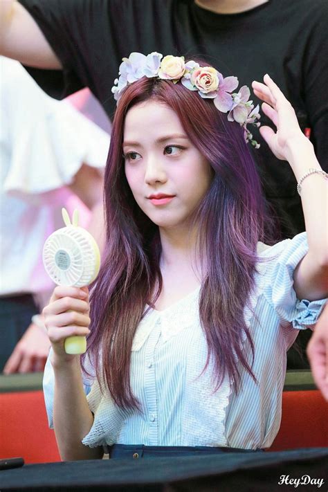 10 Potret Jisoo BLACKPINK Kenakan Flower Crown, Pesona Bak Bidadari