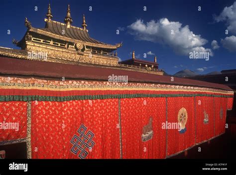 Songtsen gampo hi-res stock photography and images - Alamy