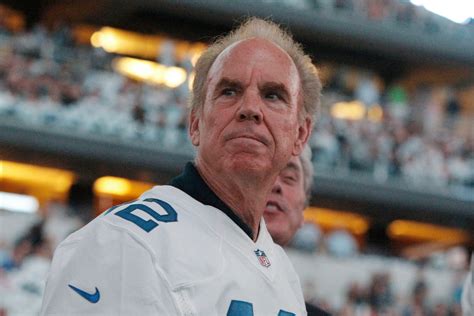 Roger Staubach Served in Vietnam, Then Captained America's Team - FanBuzz