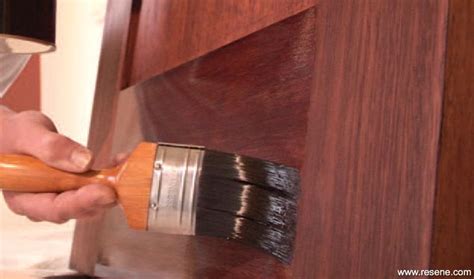 How to varnish a door – DIY guide and video