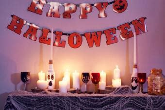 30+ Halloween Party Table Ideas From Elegant to Eerie | LoveToKnow