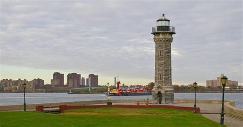 Walk in New York: Roosevelt Island : The Lighthouse