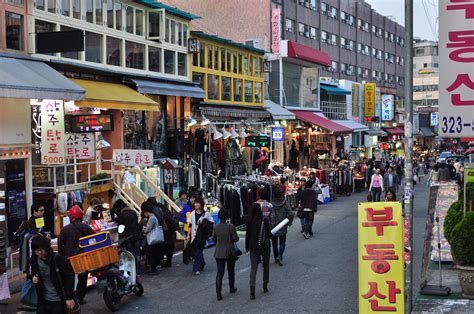 Hongdae street on a normal Thursday evening | Jordi Sanchez | Flickr