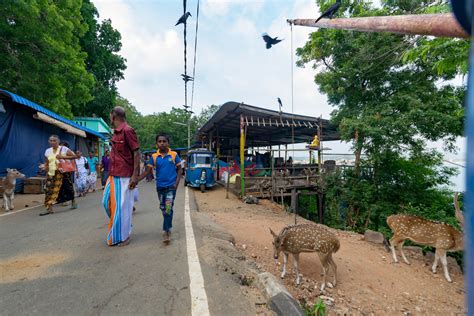 locals-walking-koneswaram-temple | jhumbracht | photography