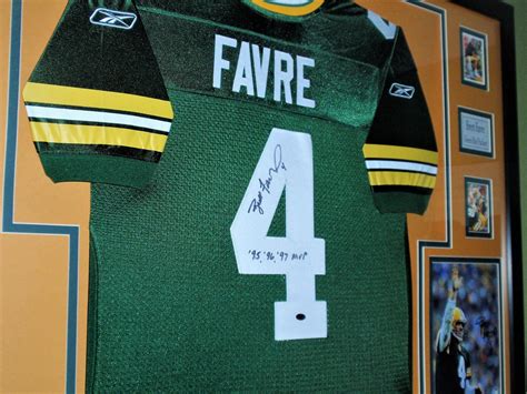 √ Brett Favre Autographed Jersey Framed