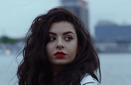 Charli XCX "Boom Clap" (video)