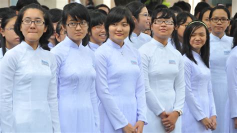 Ao dai should remain students’ ceremonial costumes: discussion | Tuoi Tre News