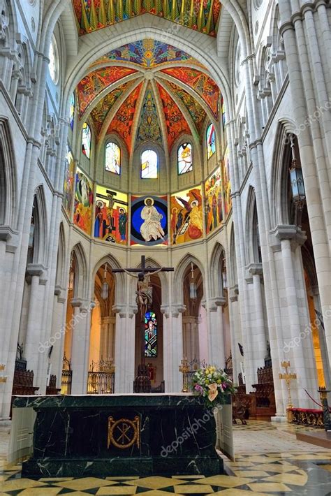 Interior de la Catedral de la almudena — Foto editorial de stock ...