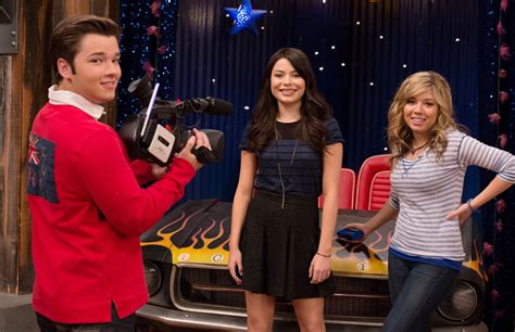 NickALive!: iCarly and the Mistletoe | iCarly | Nickelodeon