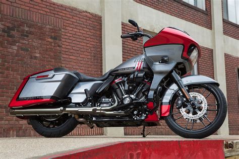 2019 Harley-Davidson CVO Road Glide Review (18 Fast Facts) - New Boom! Box - GearOpen.com