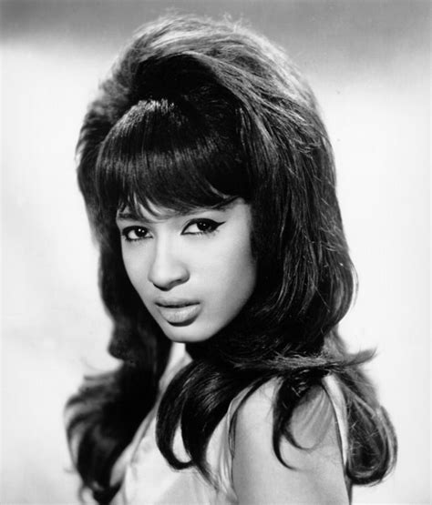 Ronnie Spector's Sharp '60s Cat Eye Looks Just as Gorgeous Today cat ...