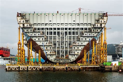 The cross section of a container ship : r/EngineeringPorn