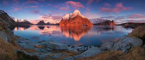 Zonsondergang of Zonsopgangpanorama Bij Het Overweldigen Van Bergen in ...