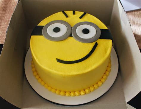 Creative Cakes by Lynn: Minion cake and cupcakes