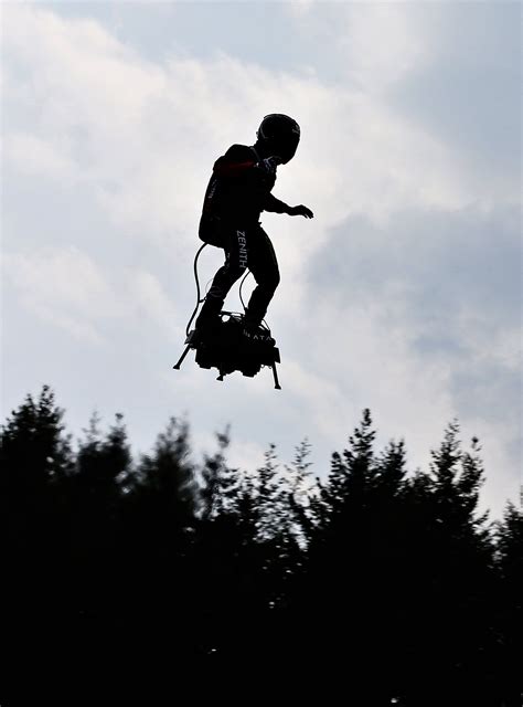 Did Flight Crews Really See A Man On A Jetpack Flying By Airplanes In L ...