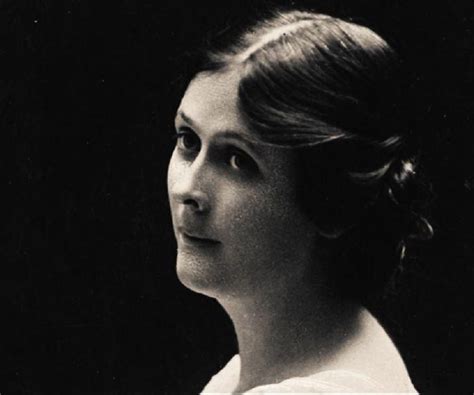 Isadora Duncan Biography - Facts, Childhood, Family Life & Achievements