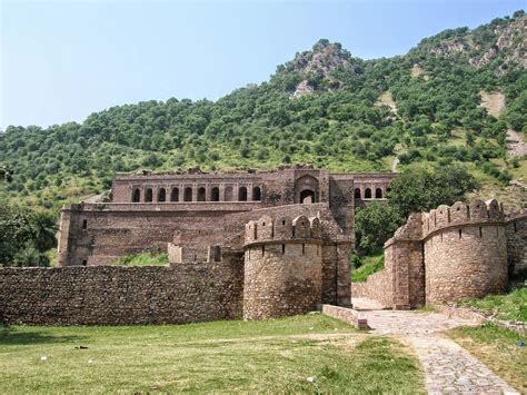 Enjoy the paranormal beauty of Bhangarh Fort - Tempo Traveller Blog