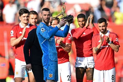 (Video) Ten Hag awards De Gea with Golden Glove while teammates gather ...