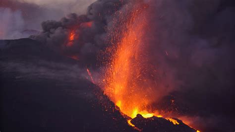 La Palma volcano: Eruption turns 'much more aggressive' as two more lava-belching cracks blow ...