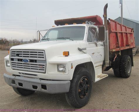 1986 Ford F800 dump truck in McPherson, KS | Item 3173 sold | Purple Wave