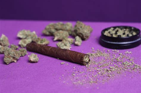 How to roll a Backwoods blunt (8 steps with photos) - CBD Oracle