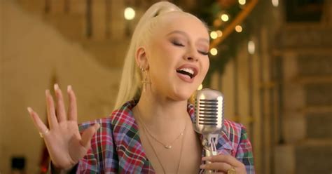 Christina Aguilera Sings "The Christmas Song" | Video | POPSUGAR Entertainment