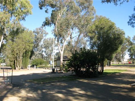 Cowra Holiday Park - Cowra Powered sites for caravans