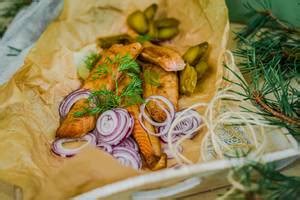 Fast snaking - Eating smoked sprats with onions - Creative Commons Bilder