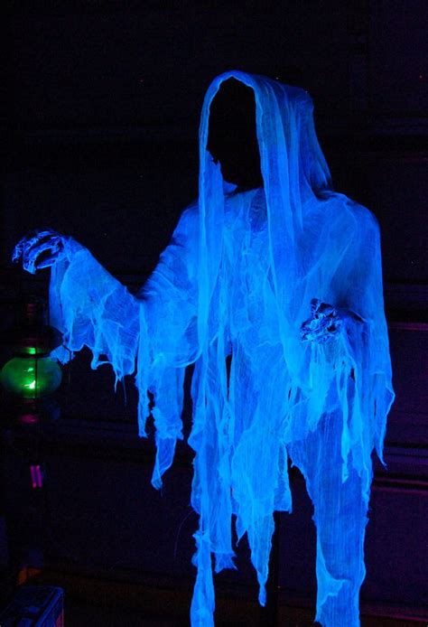 Animated Cloaked Ghost - HauntForum | Halloween ghost decorations, Halloween hacks, Outdoor ...