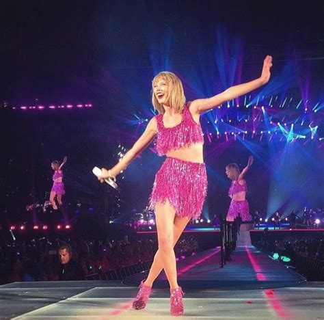Taylor Swift performing "Shake It Off" at the 1989 Tour Taylor Swift 1989 Tour, Taylor Swift ...