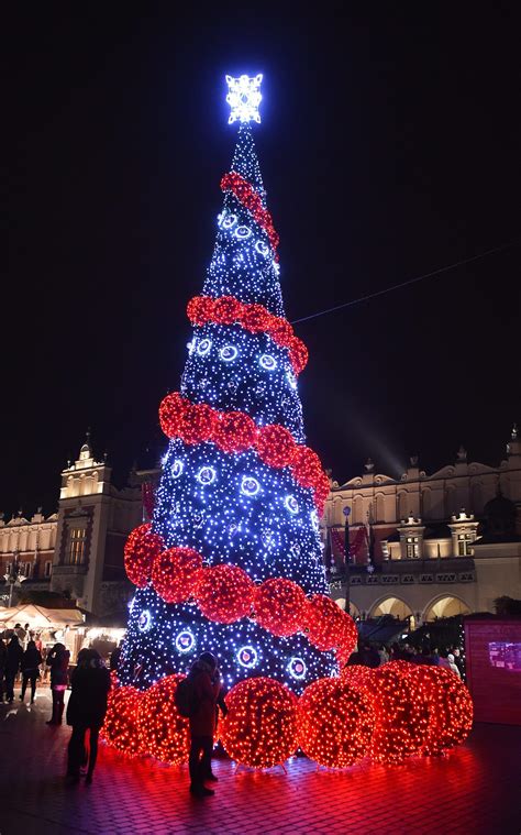 Christmas Trees Around The World - Christmas Countdown 2021