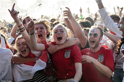 England Football Fans : 10 Funny Habits of English Premier League Football Fans ... - Freed from ...