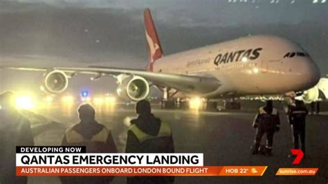 Qantas plane makes emergency landing | 7NEWS