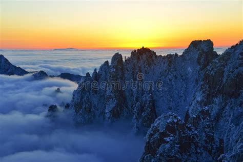 Mount Huangshan Sunrise in Winter Stock Photo - Image of beauty, heavenly: 38474276