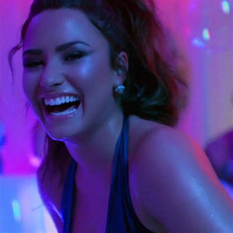 Demi Lovato faz festa animada com famosos no clipe de Sorry Not Sorry | E! News